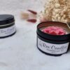 Lumanare parfumata RavCandles cu aroma de pepene galben din ceara de soia in cutie metalica neagra.
