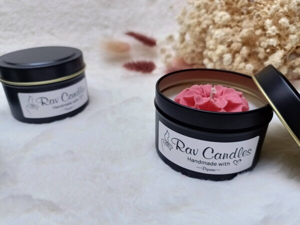 Lumanare parfumata RavCandles cu aroma de pepene galben din ceara de soia in cutie metalica neagra.